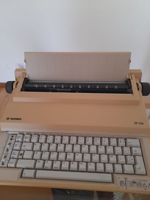 Máquina de escrever elétrica