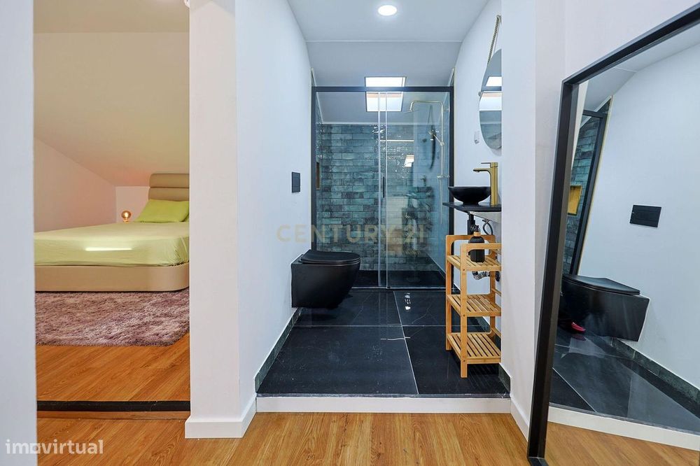 Apartamento T3 Duplex Remodelado no Centro de Corroios