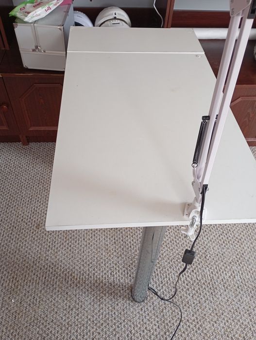 Манікюрний стіл ( манікюрні лампи ,витяжки та кейс)