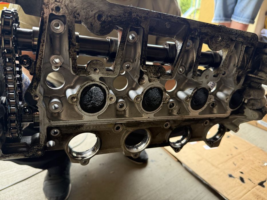 головки блоку циліндрів із розподільними валами (розпредвалами)