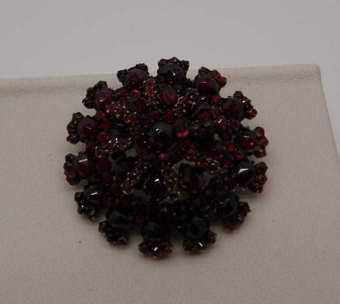 XIX w broszka z granatami rozety