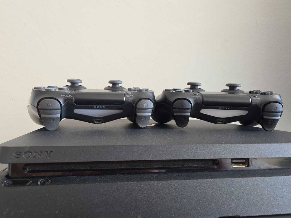 Konsola ps4  pamięć 1T dwoma padami