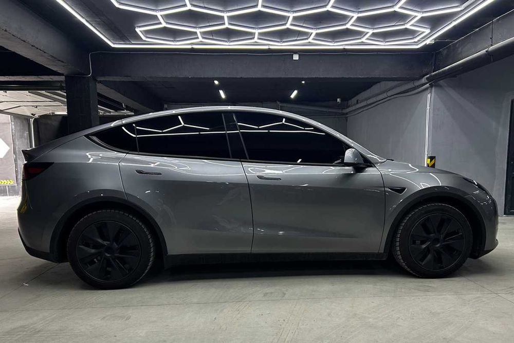 Tesla Model Y 2025