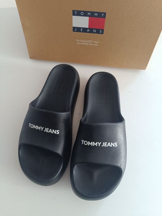 Klapki damskie Tommy Hilfiger na platformie czarne