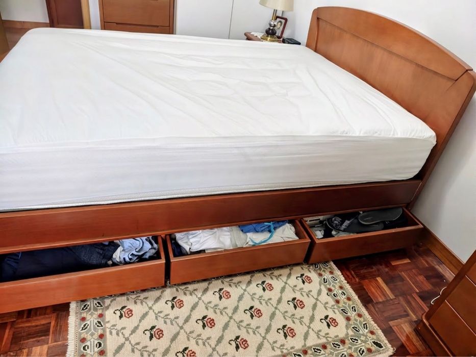 Cama de casal e colchão, em excelente estado