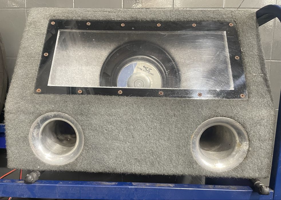 Subwoofer com luzes interiores