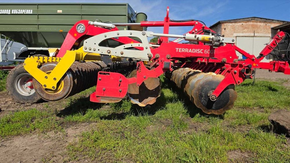 Дискова борона PÖTTINGER TERRADISC 6001 T, 2021 року випуску.