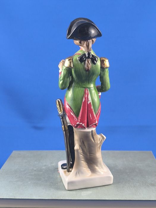 Żołnierz z epoki napoleońskiej #porcelana #dekoracja #ozdoba