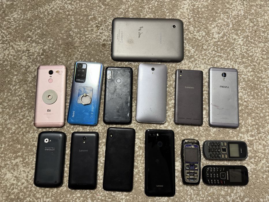 Старые мобильные телефоны и планшет