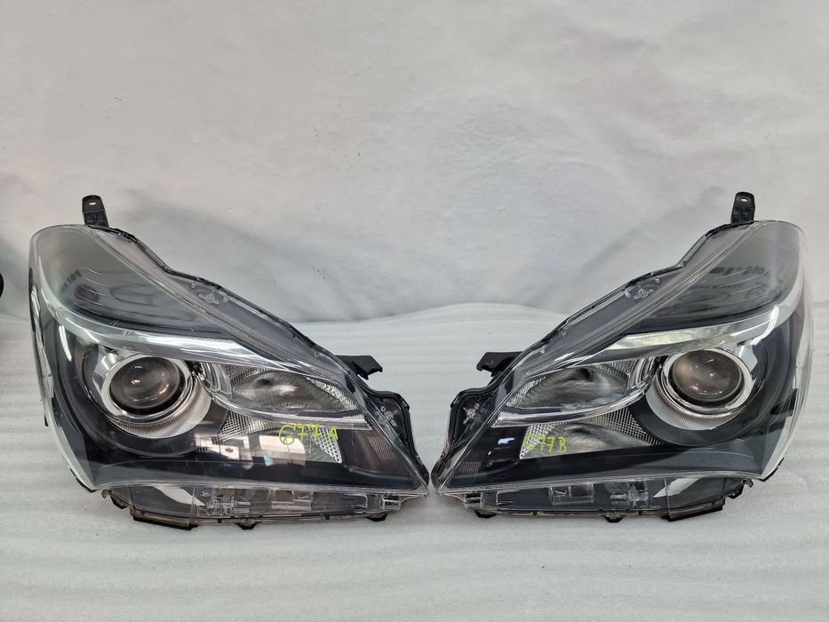 TOYOTA YARIS 3 III LIFT 14- KOMPLET LAMP PRZEDNICH PRZÓD LEWA + PRAWA , SOCZEWKA , NR AUKCJI LA677