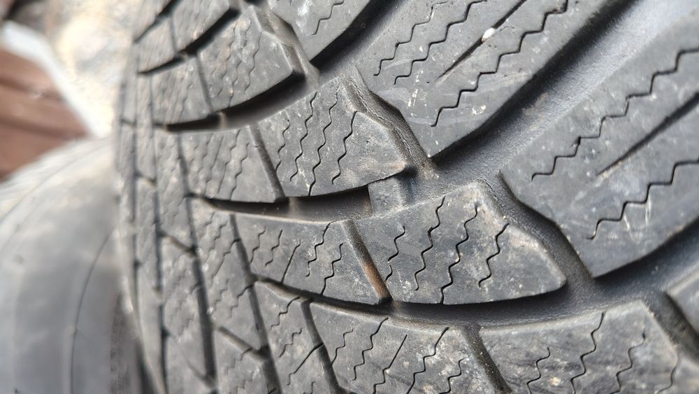 Opony zimowe Bridgestone 215/70 16