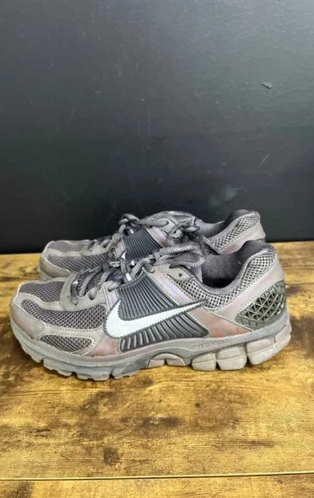 1k Szare Sneakersy Nike Zoom Vomero 5; 39