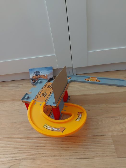 Zabawka mały garaż, parking na pojazdy