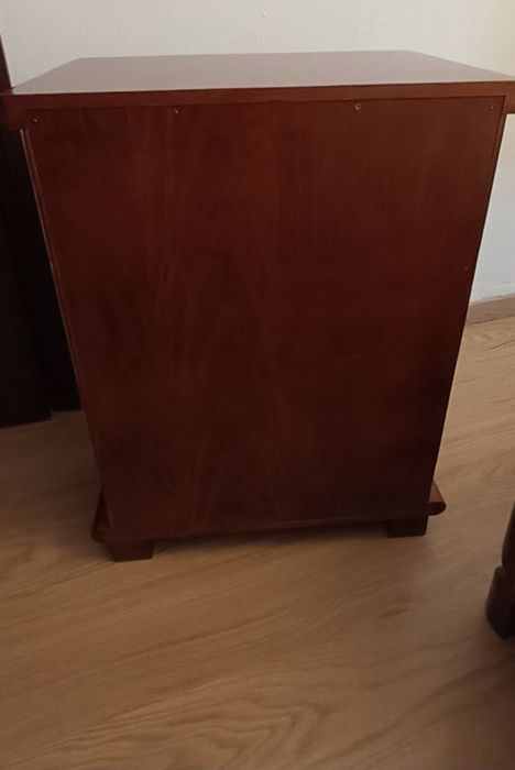 Duas mesas de cabeceira em madeira de carvalho. Valor unitário  70€