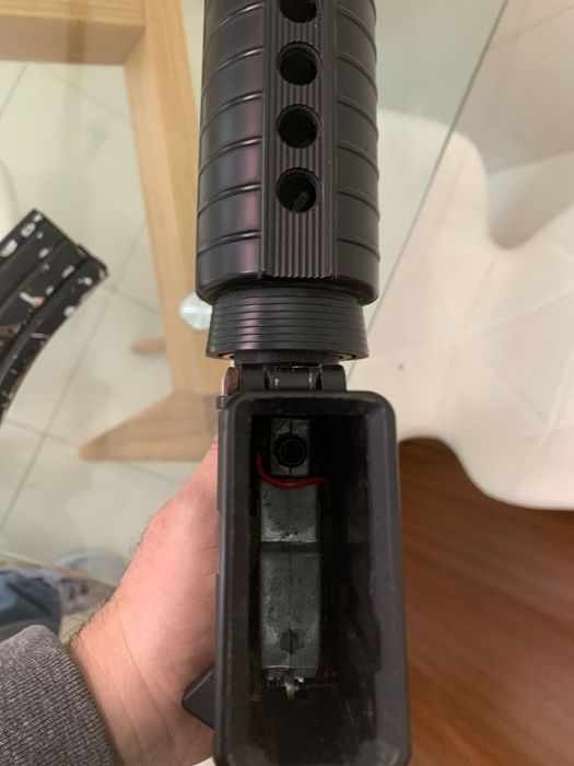 Arma airsoft (contém avaria)