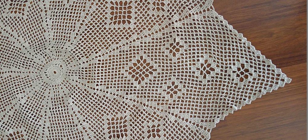 Toalha em crochet redonda (1,50 mt). Feita à mão. Nova.