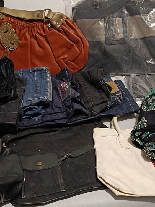 Conjunto de Bolsas, Calças e Camisas de Mulher