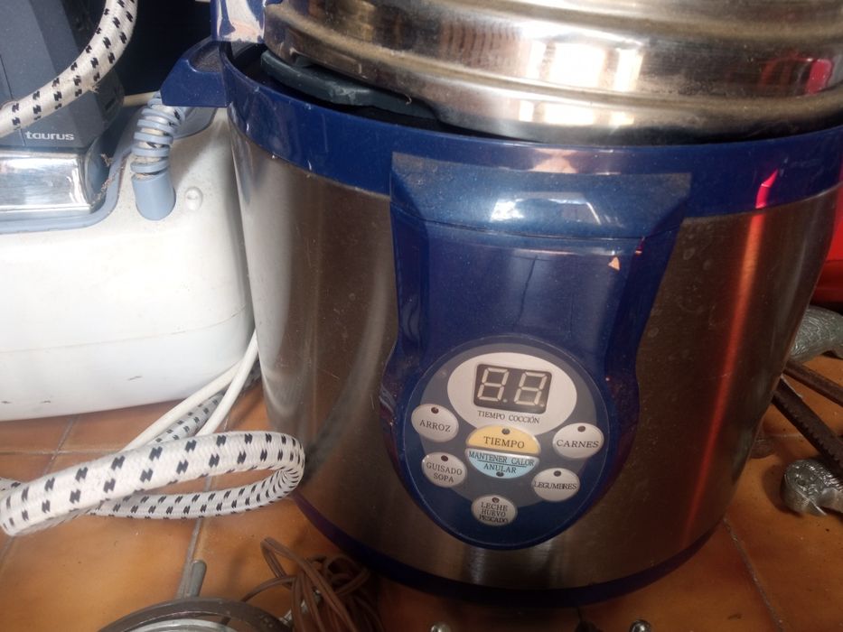 Panela de pressão. Nova, nunca foi usada. esteve arrumado.