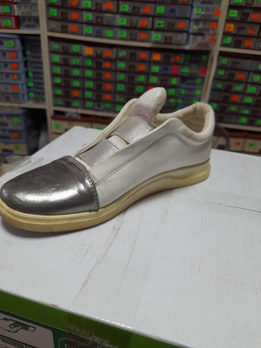 Кроссовки кожвнные белые с блестящей вставкойл