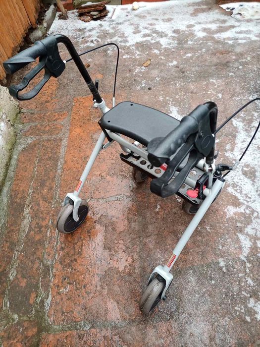 Ходунки для людей похилого віку та інвалідів.