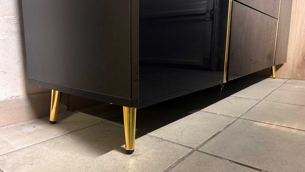 Elegancka czarna komoda