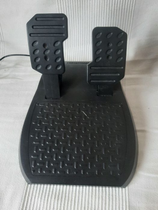 Volante e pedais PS4