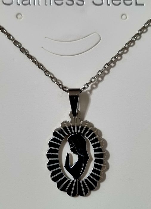 Colar prateado/dourado, em aço, com pingente da Nossa Senhora. Tem extensor