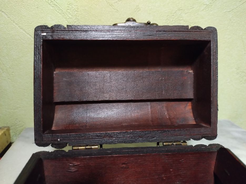 Продам шкатулку сундучок.