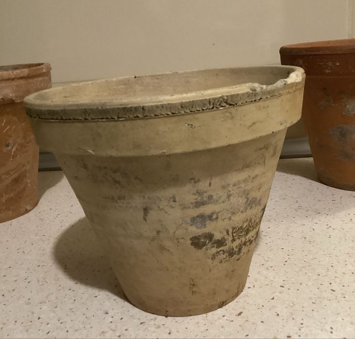 Stara donica ceramiczna z lat PRL