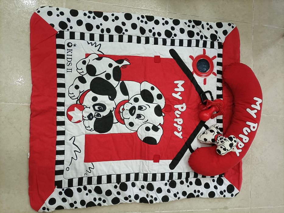 Cama de bebé branca do IKEA mais coisas