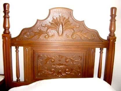 Cama de solteiros e mesinha de cabeçeira mogno Luis XV