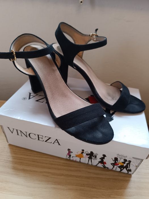 Czarne sandałki na słupku 39