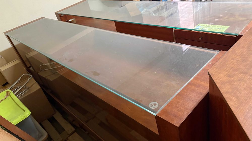 Balcões em Madeira Maciça com Vitrine – Excelente Oportunidade