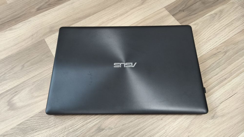 Ноутбук асус x550v доброму збереженому стані.