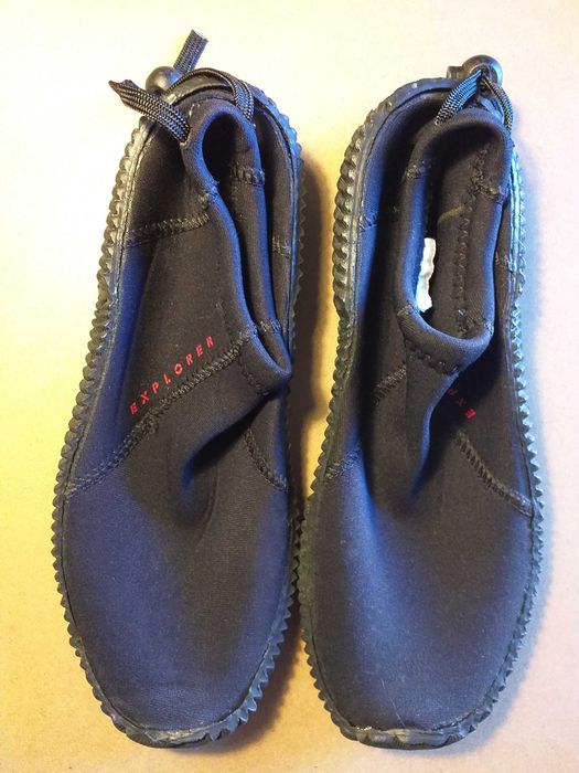 Sapatos Deccathlon para andar em ambientes de água