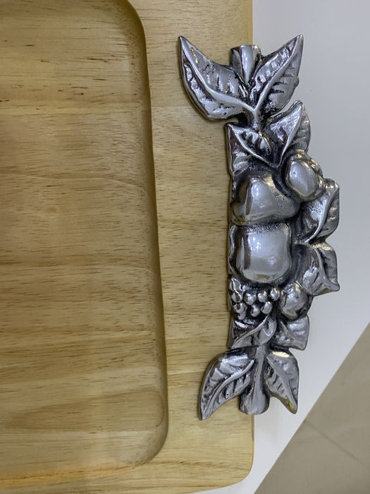Tabuleiro de madeira com pegas de estanho