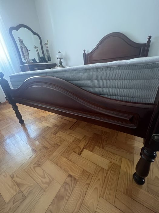 Cama completa em madeira mogno
