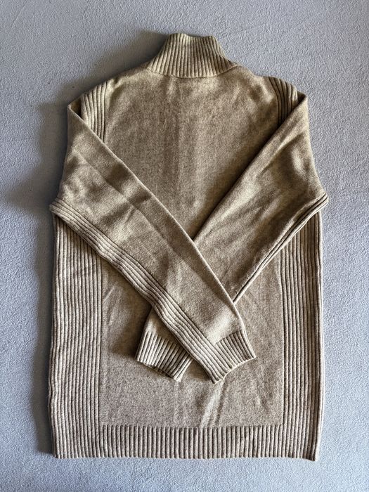 Beżowy męski sweter ze stójką