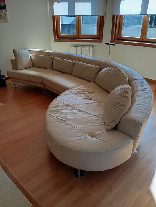 Sofá de couro beje