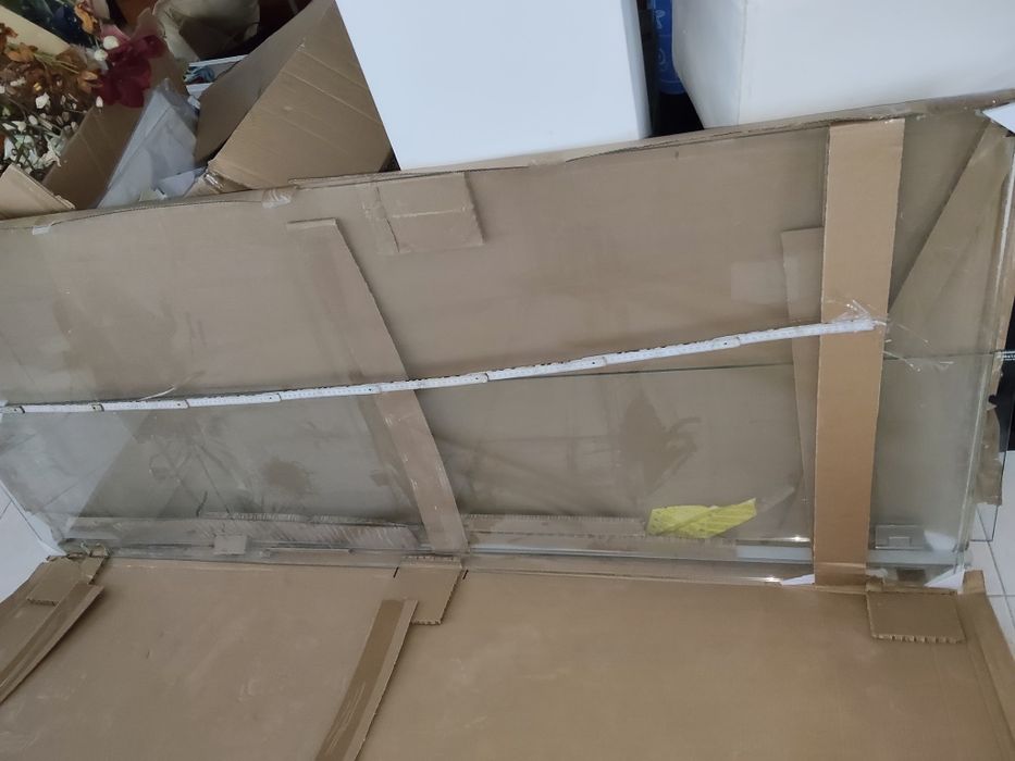 Proteção de duche em vidro.