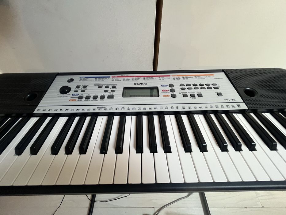 Teclado Yamaha YPT-260 com banco e fonte original