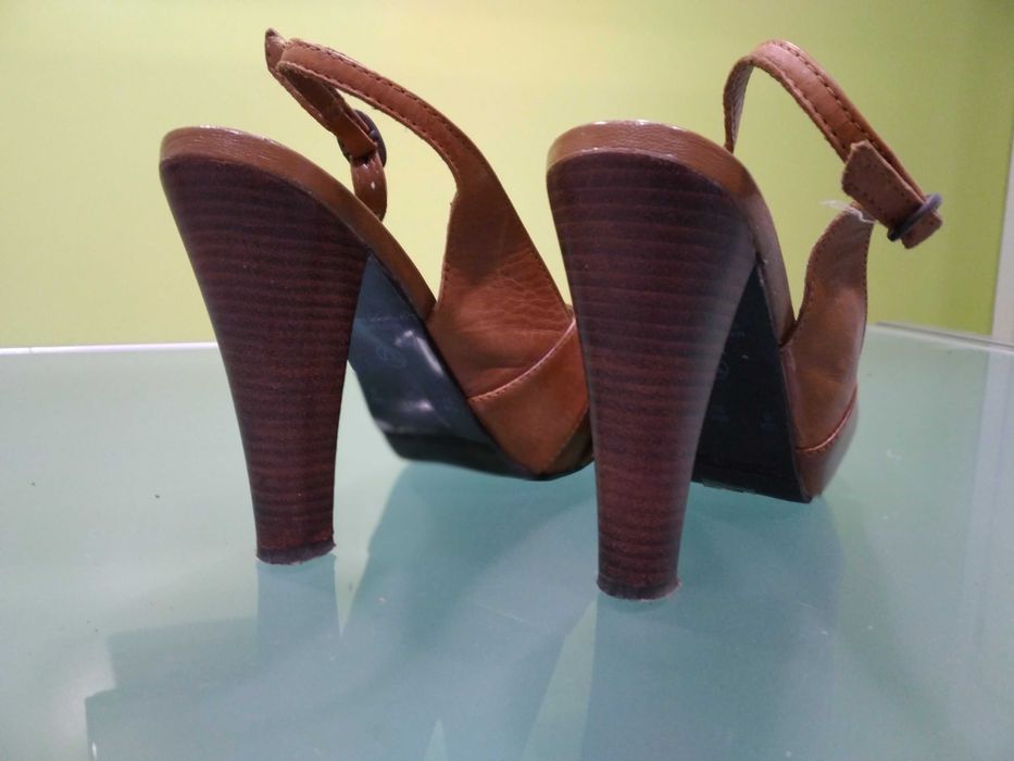 Sandálias Via Uno em pele castanho / camel