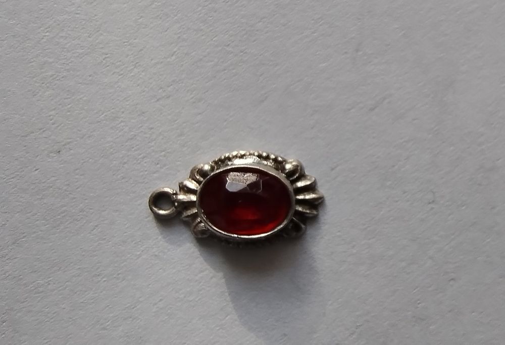 Srebrna zawieszka z czerwonym oczkiem