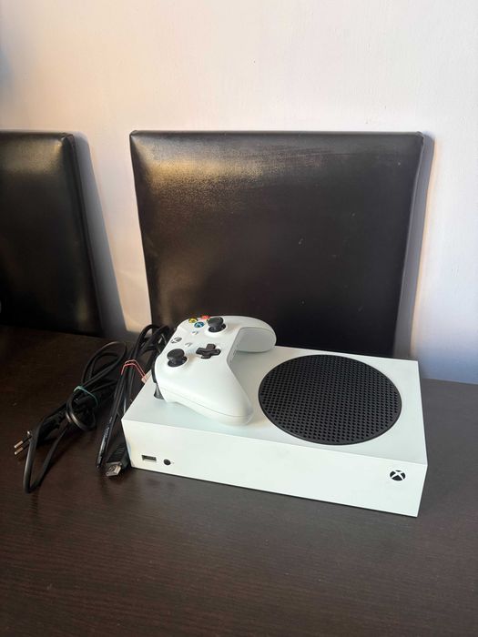 Xbox Series S z padem oraz pełnym okablowaniem