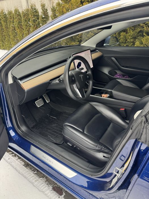 Продам власну машину Tesla Model 3