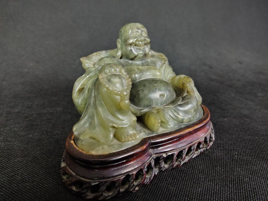 Uśmiechniety kamienny Budda Azja orient jadeit