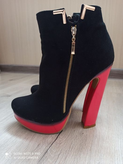 Продам весняні чобітки