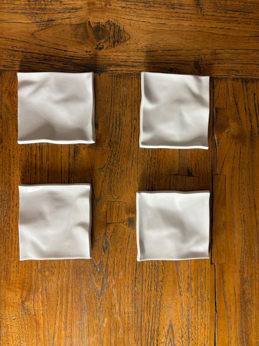 Talerzyki Marka Cecuły Modus Design Studio z serii „Pogięte” porcelana