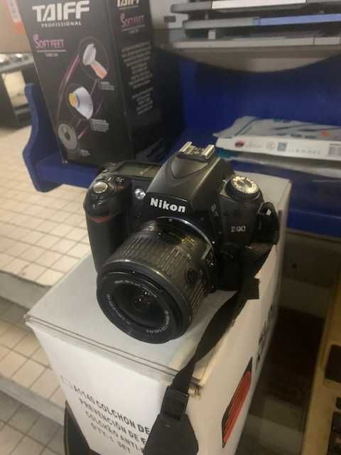 Câmara fotográfica NIKON