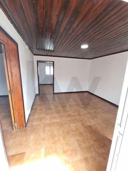 Moradia T3 + T1 Independente com Terreno em Rabo de Peixe!